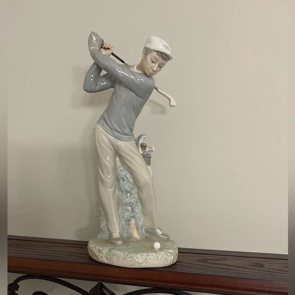 Lladro Golfer #4825 in great shape! Year designed 1972-